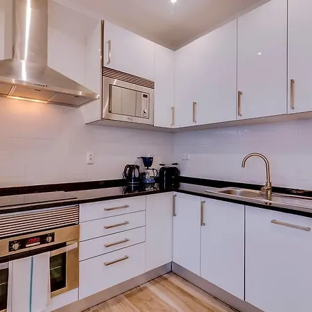 Stylish 2 Bedrooms In The Heart Of *