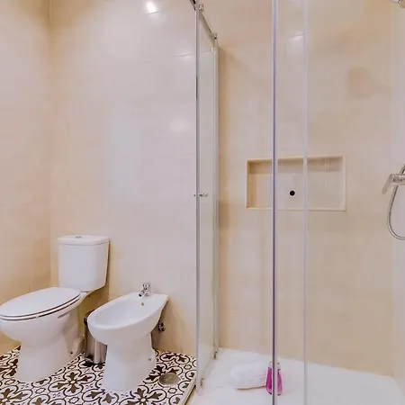 Апартаменты Stylish 2 Bedrooms In The Heart Of *